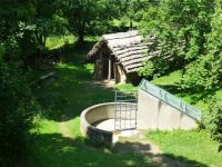 Von oben fällt der Blick auf das Langhaus, das in ehrenamtlicher Arbeit nach jungsteinzeitlichen Praktiken errichtet worden ist. 
