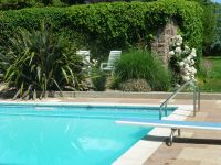 Wer ein so großes Anwesen hat, ist meist auf Achse und hat wenig vom schönen Besitz.