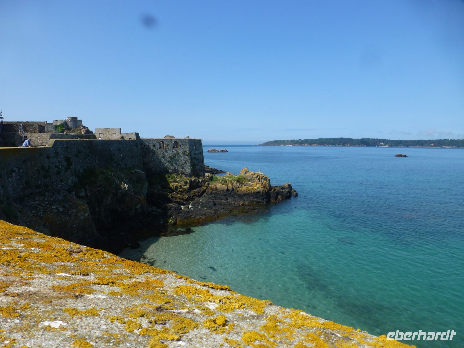 Von den Mauern geht der Blick über die schöne Bucht.