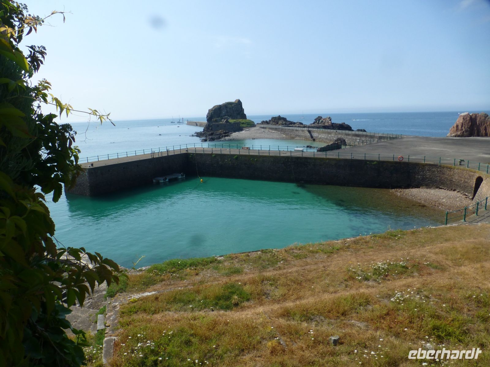 Der eigene Hafen sichert die Versorgung, ist jedoch auch von den Gezeiten abhängig.