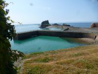 Der eigene Hafen sichert die Versorgung, ist jedoch auch von den Gezeiten abhängig.