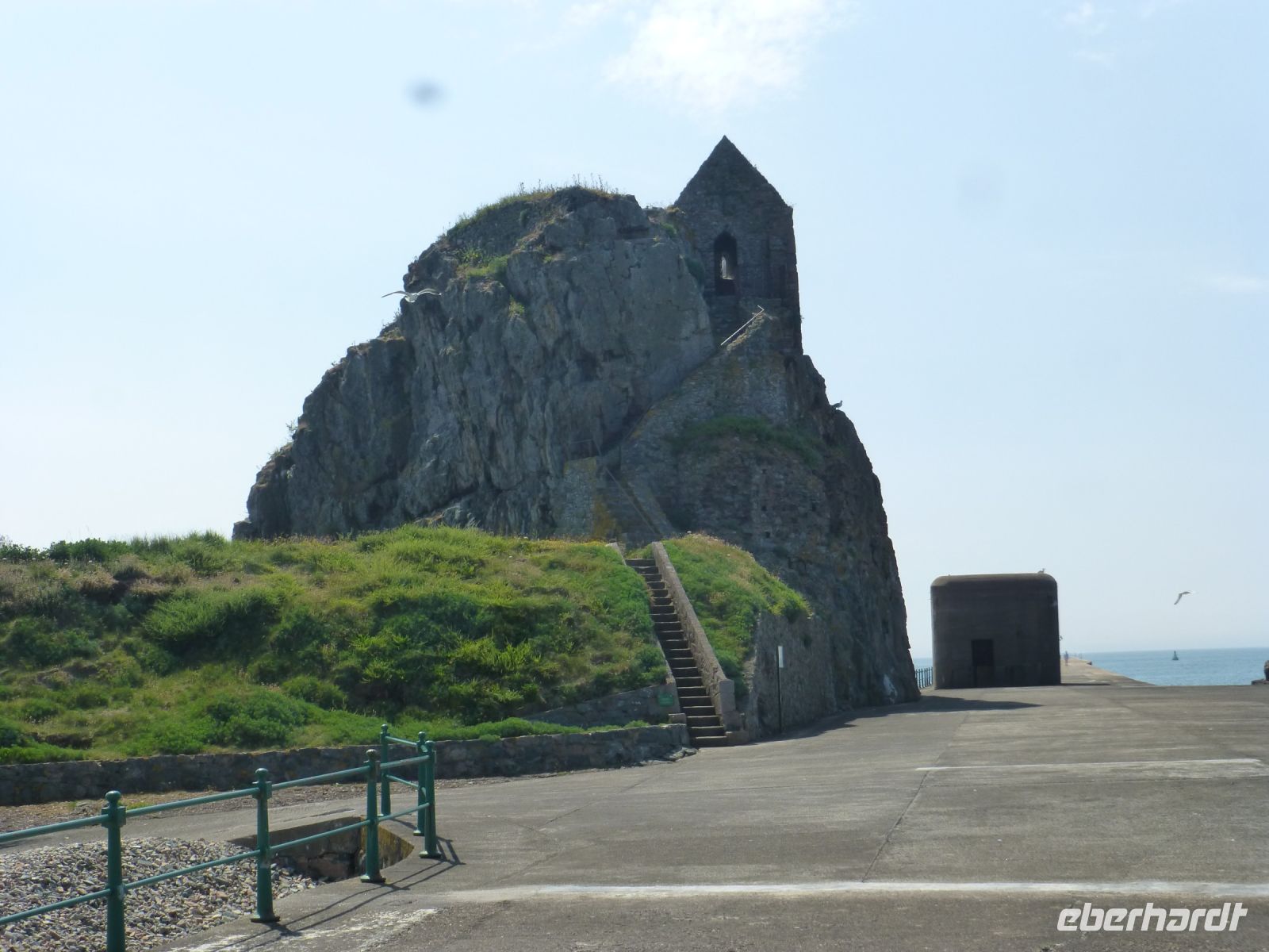 Auf dieser Anhöhe hatte im 6. Jahrhundert der Heilige Helier seine Klause.