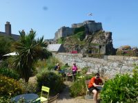 Auch hier lädt ein Café zum Ausruhen ein, auf den begrünten Mauern der Festung.