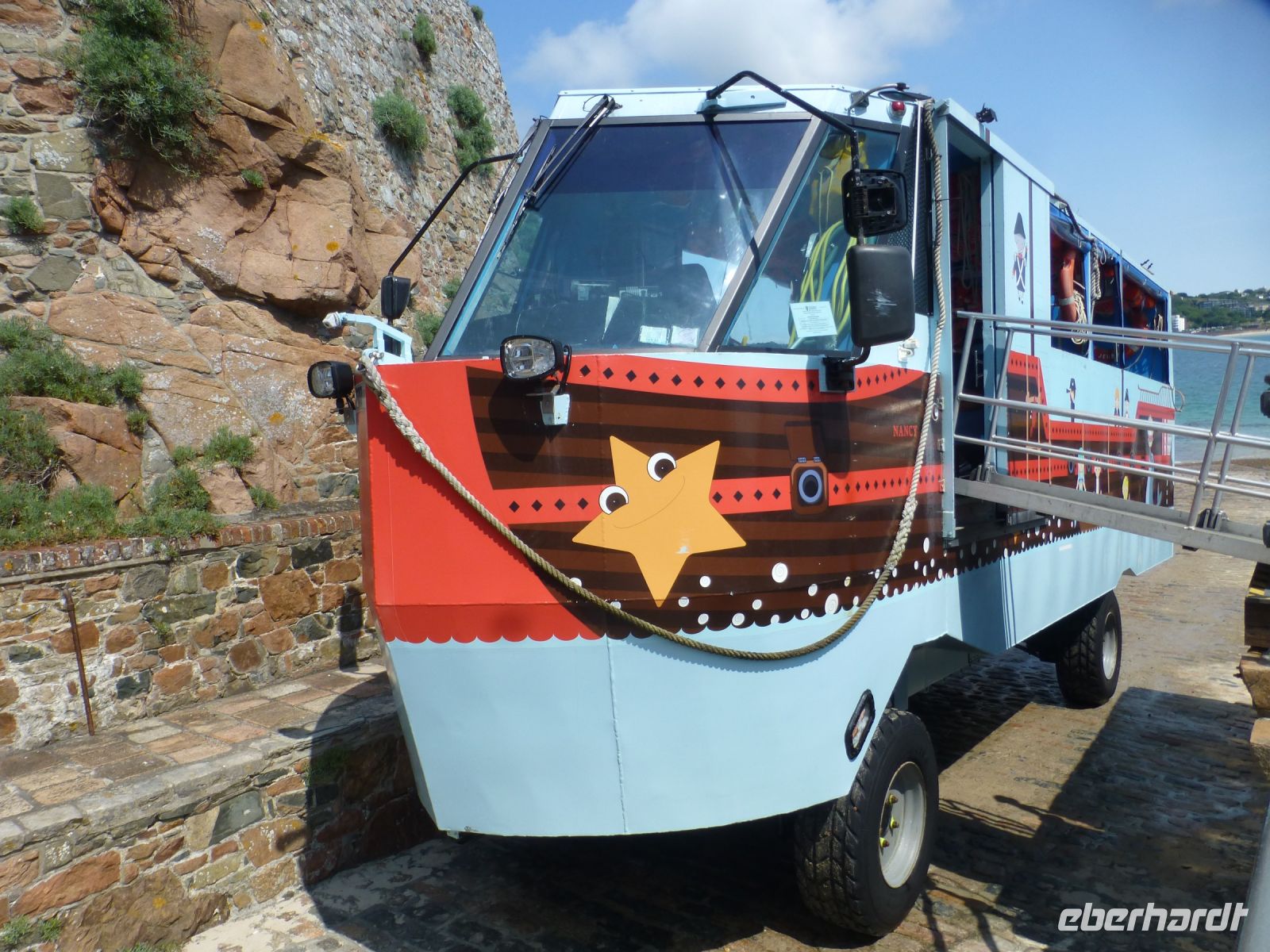 Dieses wunderliche Gefährt setzt uns über.