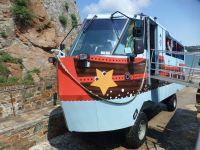 Dieses wunderliche Gefährt setzt uns über.