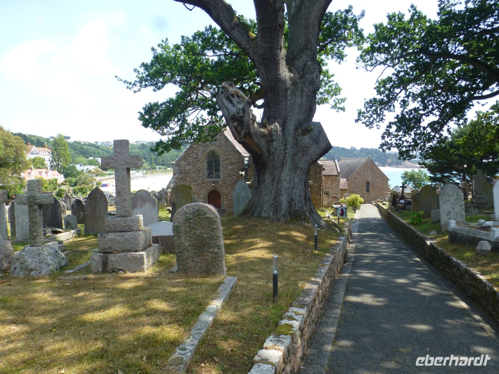 Die Kirche und der sie umgebende Friedhof geben einen schönen Blick auf die Bucht frei.
