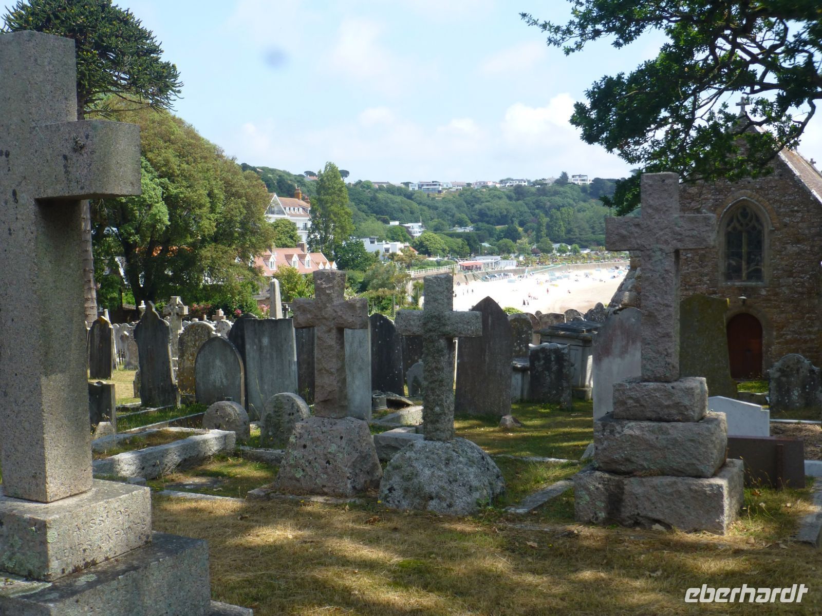 Wo ihr am Strand spielt und euch sonnt, da saßen wir auch einmal.