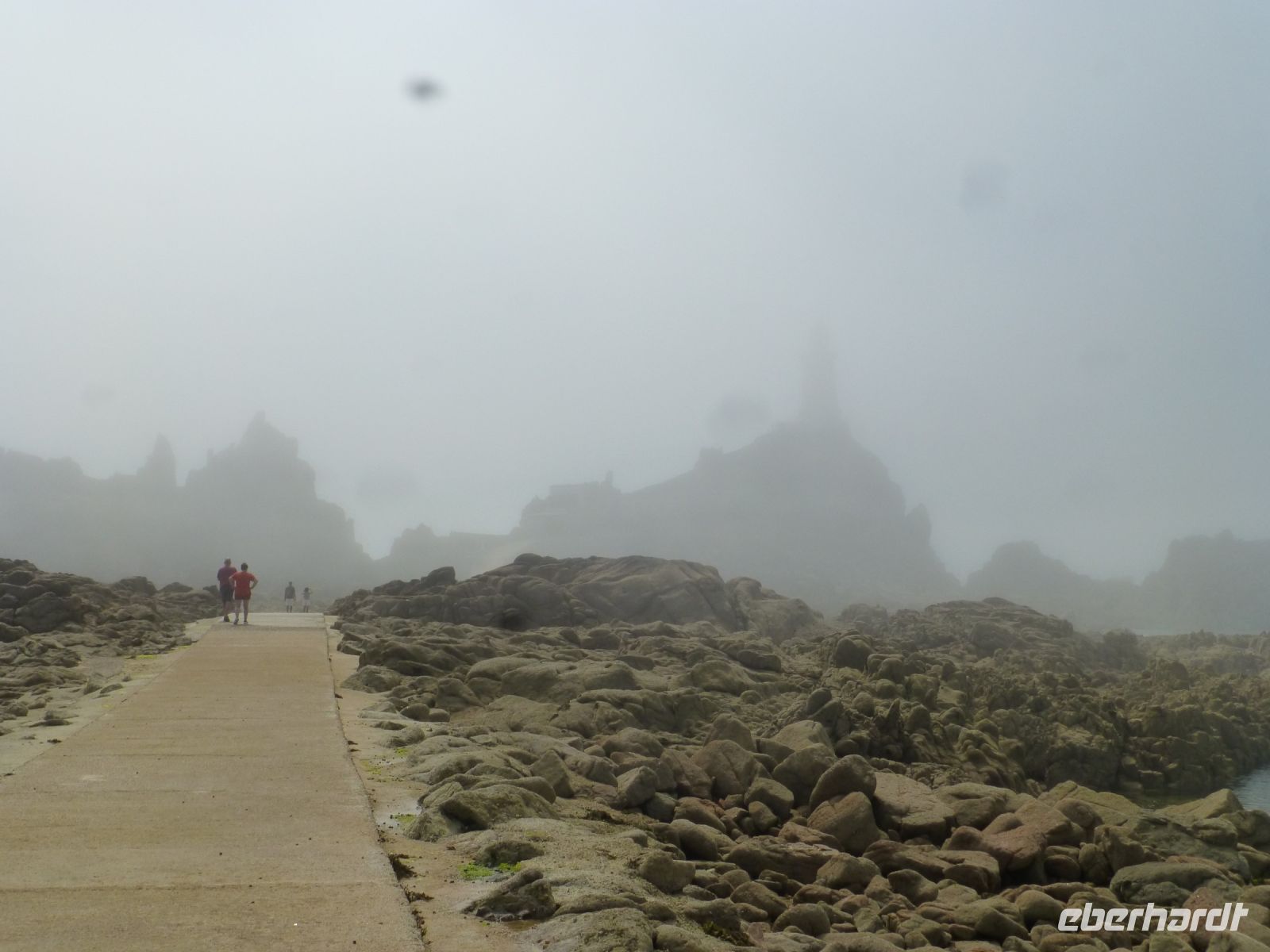 Der Leuchtturm hebt sich schemenhaft ab …