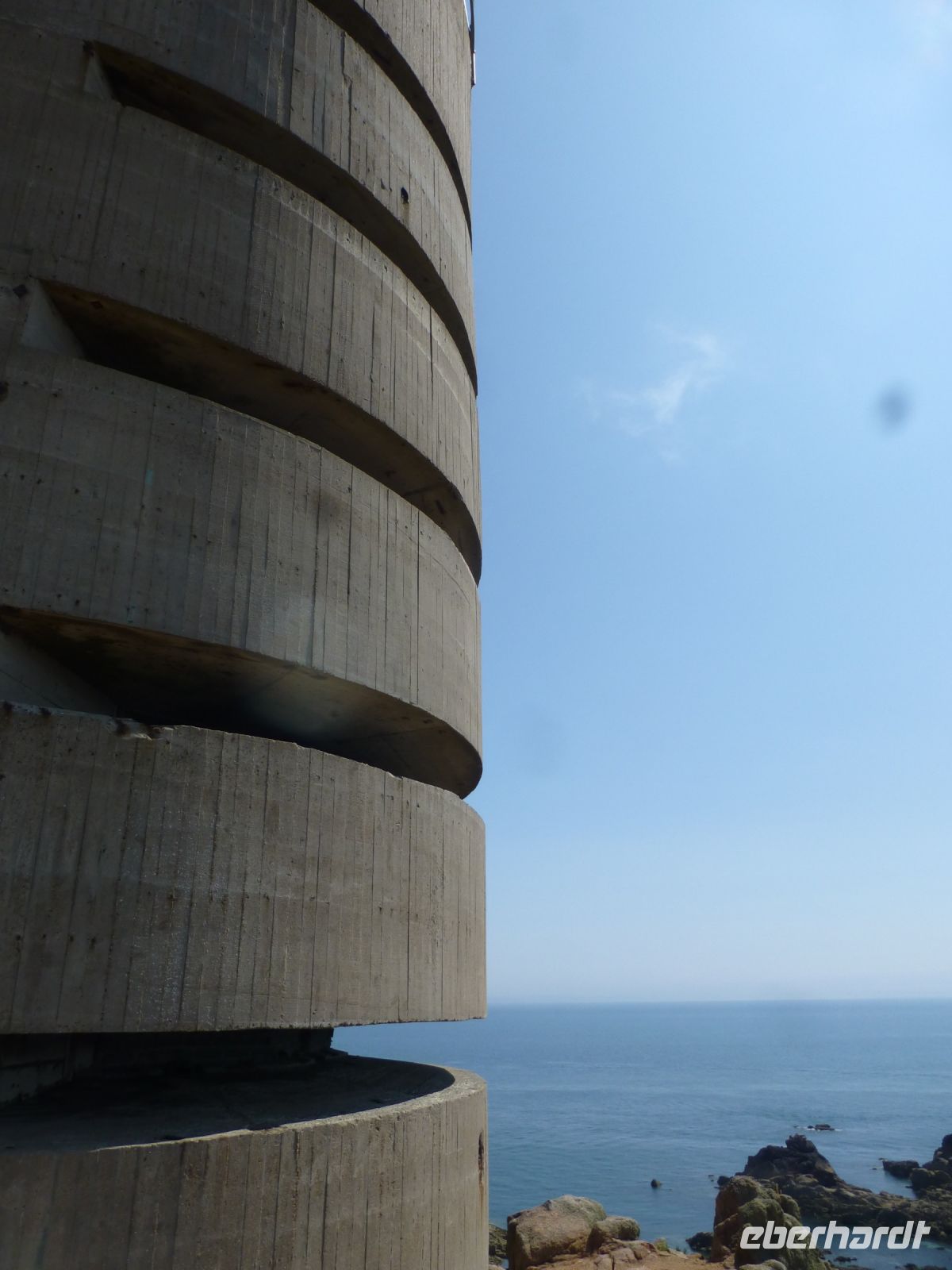 Der Leuchtturm La Corbière ist der erste in Beton gefertige Leuchtturm. Mit dem Baustoff ist auch der gegenüberliegende Ausguck errichtet worden.