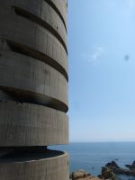 Der Leuchtturm La Corbière ist der erste in Beton gefertige Leuchtturm. Mit dem Baustoff ist auch der gegenüberliegende Ausguck errichtet worden.