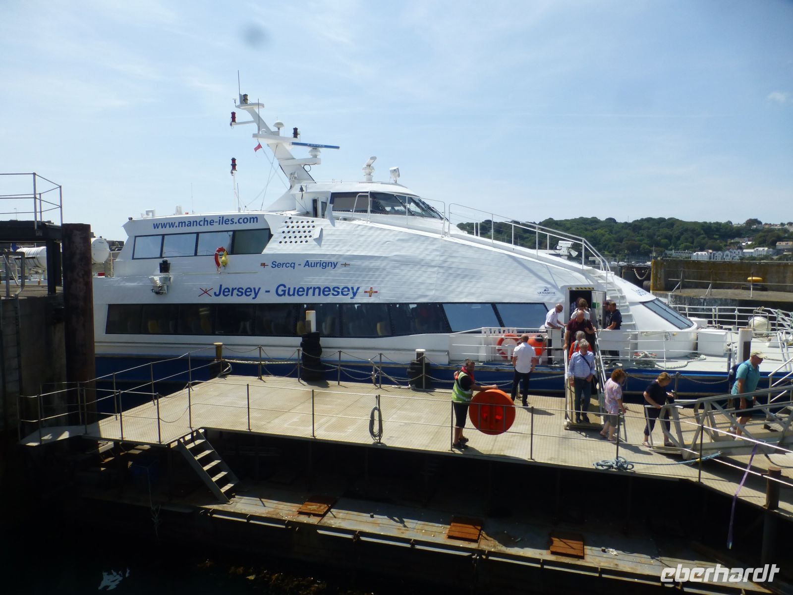 Die schnelle Fähre setzt täglich nach Guernsey über.