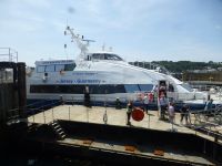 Die schnelle Fähre setzt täglich nach Guernsey über.