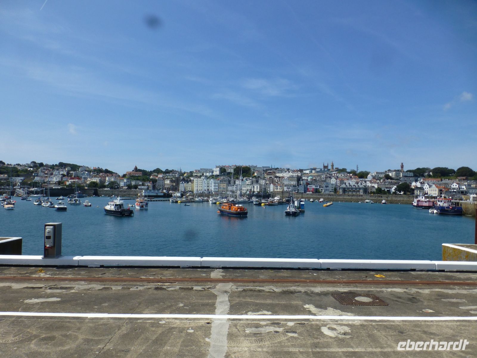 St Peter Port ist die Inselhauptstadt und liegt malerisch.