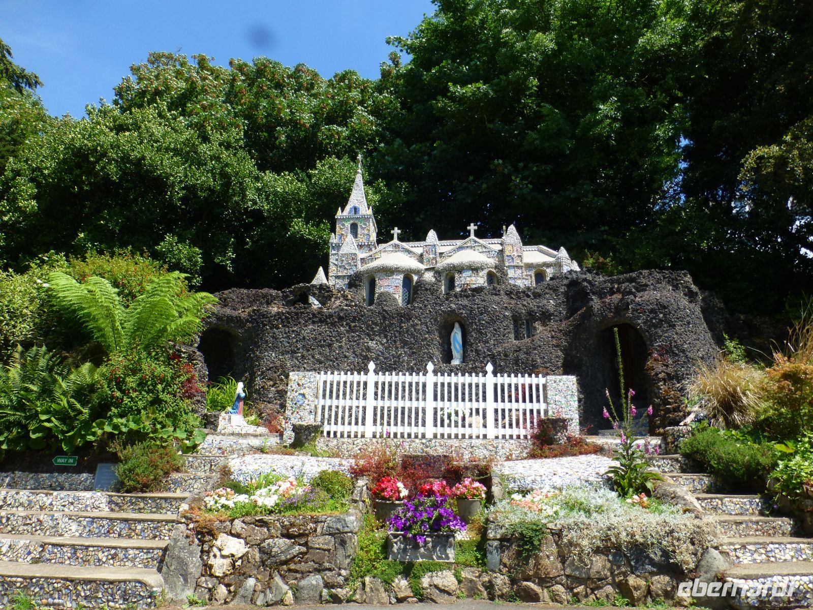 The Little Chapel ist eine Miniaturversion der Basilika von Lourdes. 