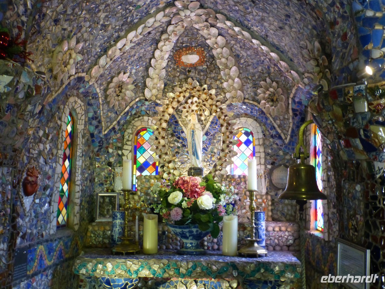 Der Hauptraum der Kirche ...