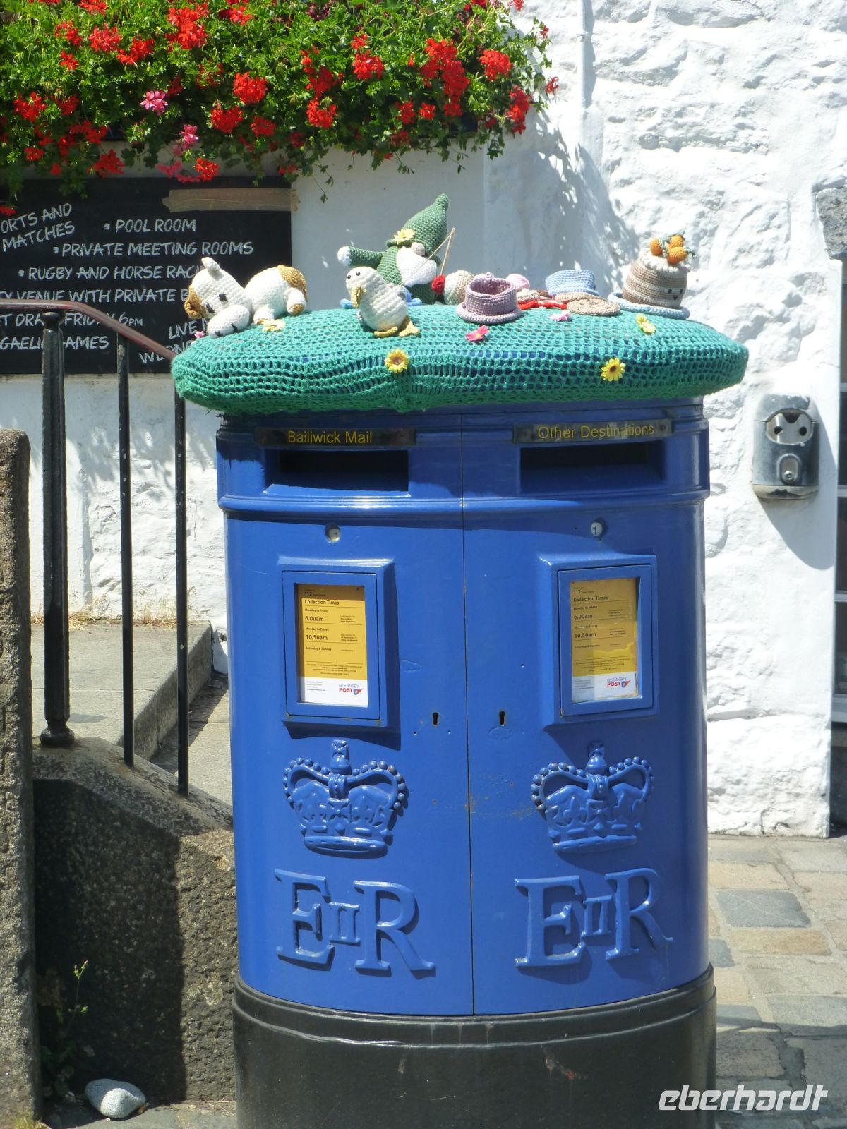 Dieser Briefkasten gehört sicher zu den beliebtesten. Man stelle sich vor, die Deutsche Post würde mit Häkelkunst für mehr Briefe werben.