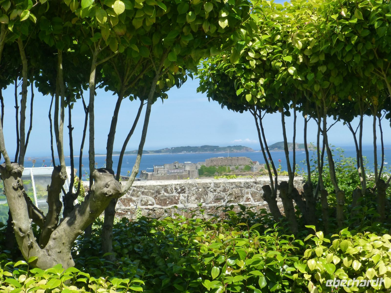Von seinem Garten hat man einen schönen Blick auf die Bucht, nach Herm und nach Sark.