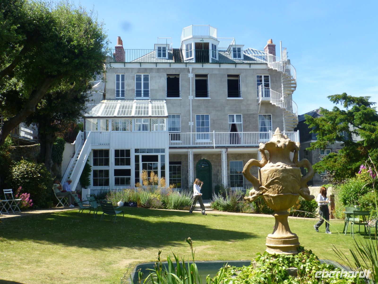 Das geräumige Haus von der Gartenseite aus.