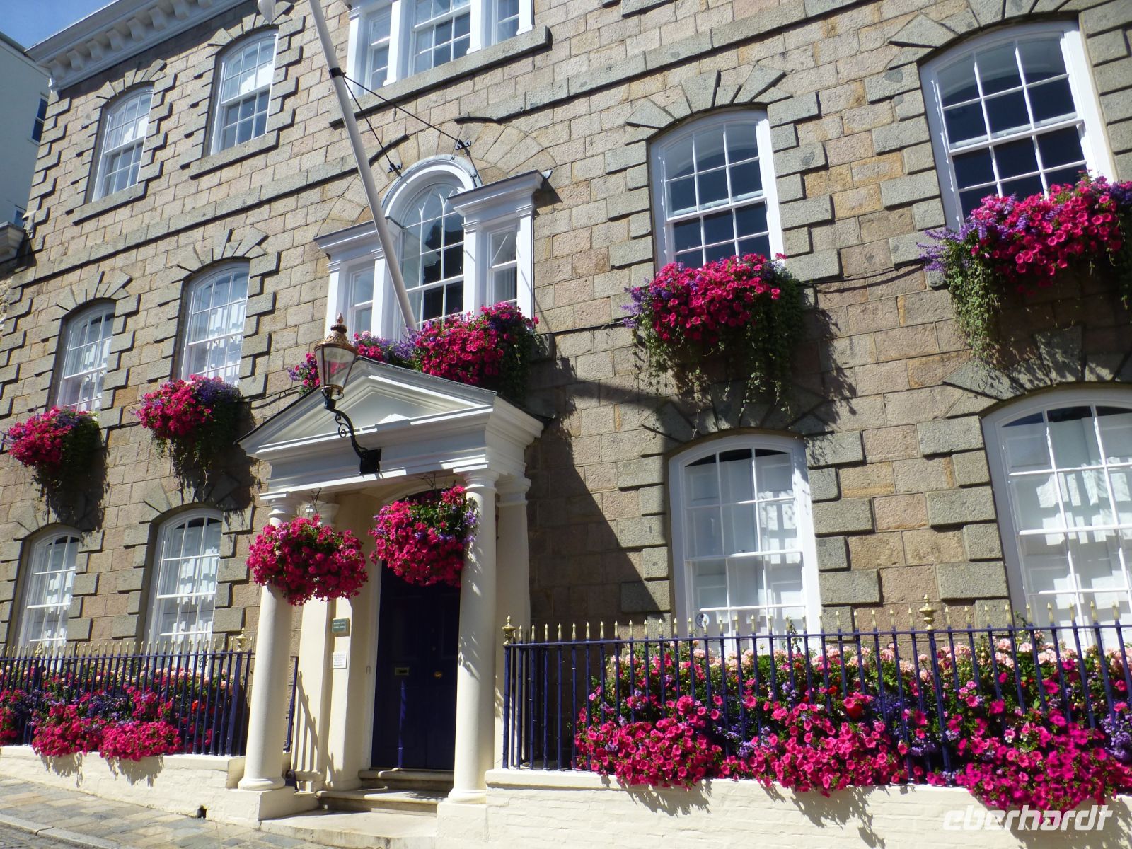 Wo Platz ist, werden Blumenampeln aufgehängt und Blumenkästen hingestellt. 