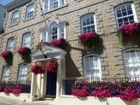 Wo Platz ist, werden Blumenampeln aufgehängt und Blumenkästen hingestellt. 