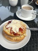 Scones mit Clotted Cream und Marmelade