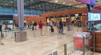 Abflughalle im Flughafen Berlin-Brandenburg
