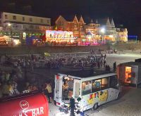 Abendspaziergang am Hotel Ommaroo - es ist gerade ein Straßenfest