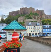 Gorey mit Mont Orgueil Castle 