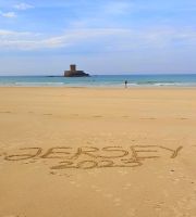 St. Ouens Bay mit dem La Rocco Tower an der Westküste