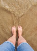 Mit den Füßen im Wasser in der St. Brelades Bay