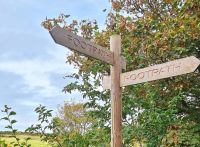 Wegweiser zum Küstenwanderpfad