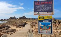 Warnschilder am Corbiere Causeway - nur bei Ebbe benutzen