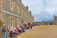 Midday Parade vor dem Kasernengebäude in der Unterburg von Elizabeth Castle