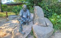 Statue des Naturforschers Gerald Durell im Jersey Zoo