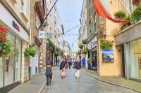 Einkaufsstraße in St. Peter Port auf Guernsey