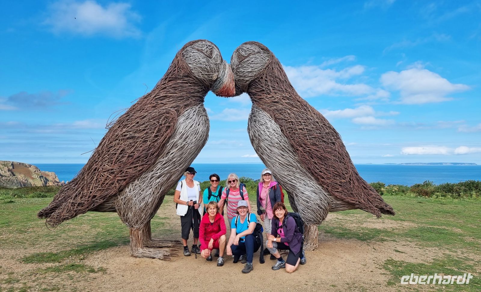 Unsere kleine Wandergruppe am Puffin-Denkmal - Papageientaucher