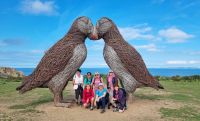Unsere kleine Wandergruppe am Puffin-Denkmal - Papageientaucher