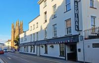 Pub The Admiral in St. Helier - dahinter die St. James Church