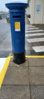 blauer Briefkasten auf Guernsey