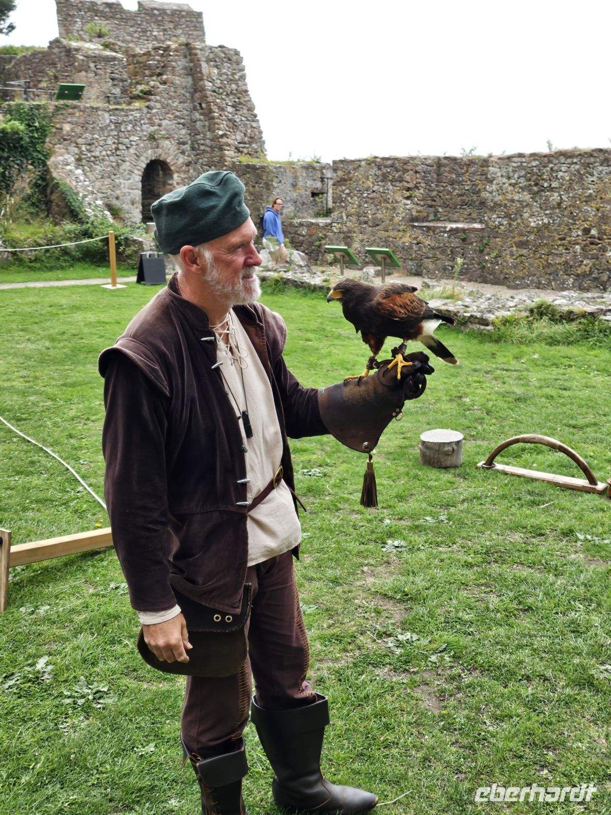 Falkner mit Habichtdame