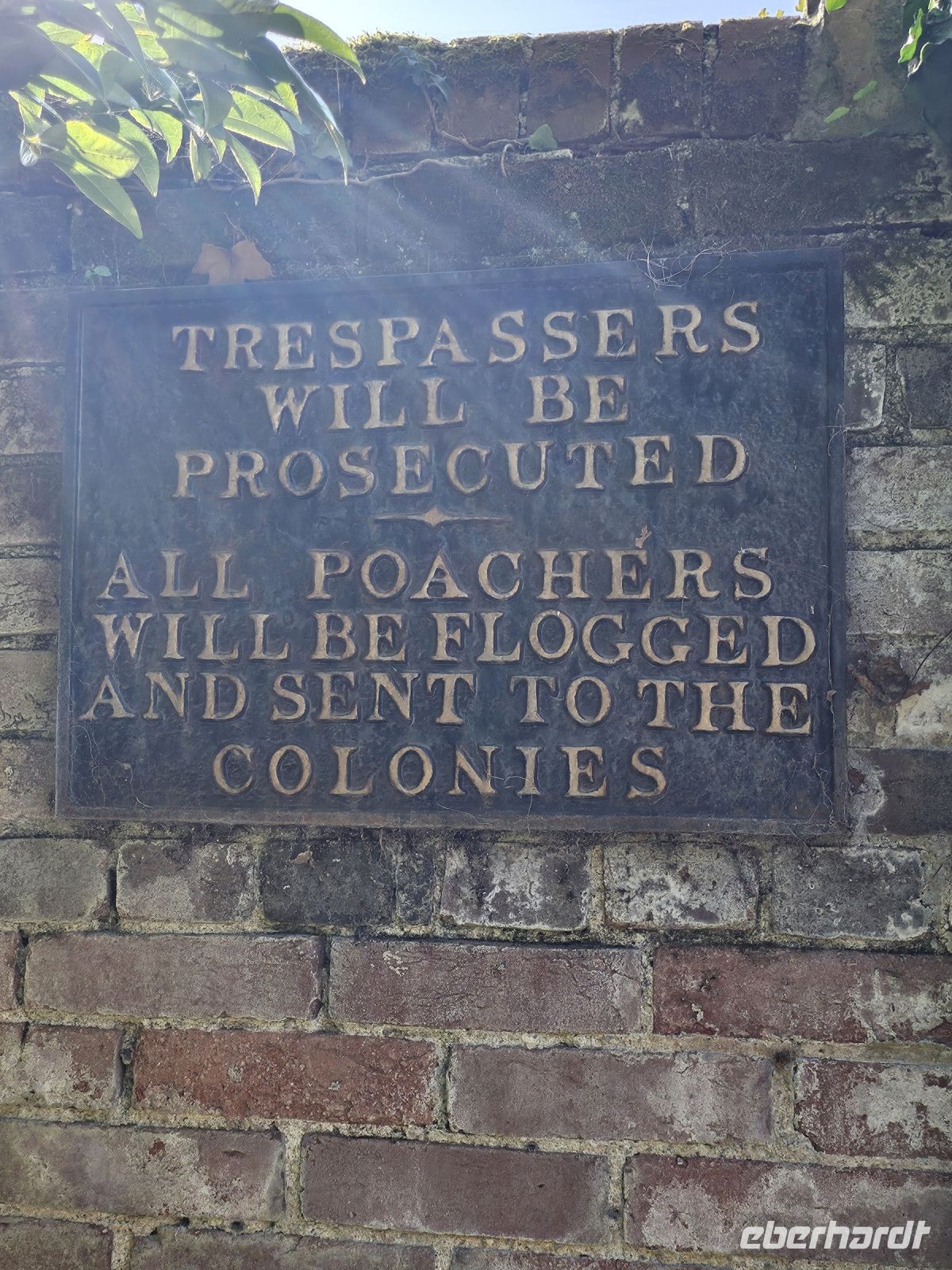 uraltes Schild: Eindringlinge werden in die Kolonien geschickt!