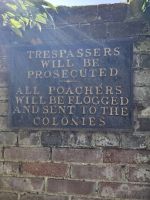 uraltes Schild: Eindringlinge werden in die Kolonien geschickt!