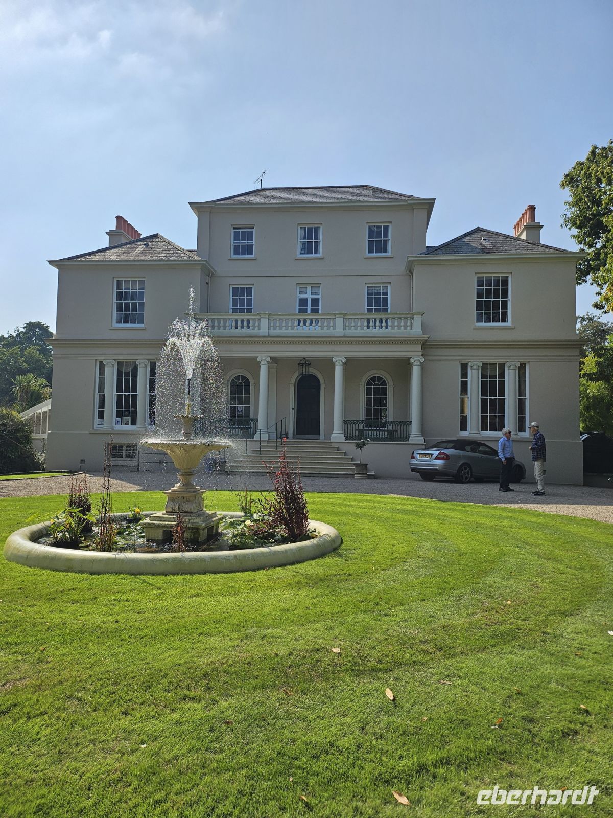 Frontseite der Villa