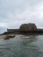 Wir verlassen Elisabeth Castle und noch keine Ebbe im Sicht.....