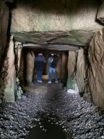 Man muss sich bücken beim Gang ins Grab 