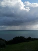 Die Wolken lassen ihre Last draußen runter