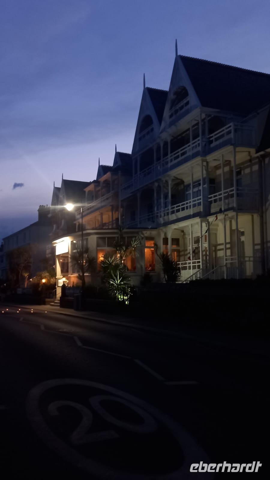 Ommaroo Hotel am Abend