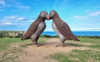 Giant Puffins Skulptur bei Plémont - Papageientaucher auf Jersey