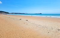 Wanderung am Strand der St. Aubin's Bay