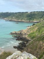 Blick von den Klippen auf Guernsey